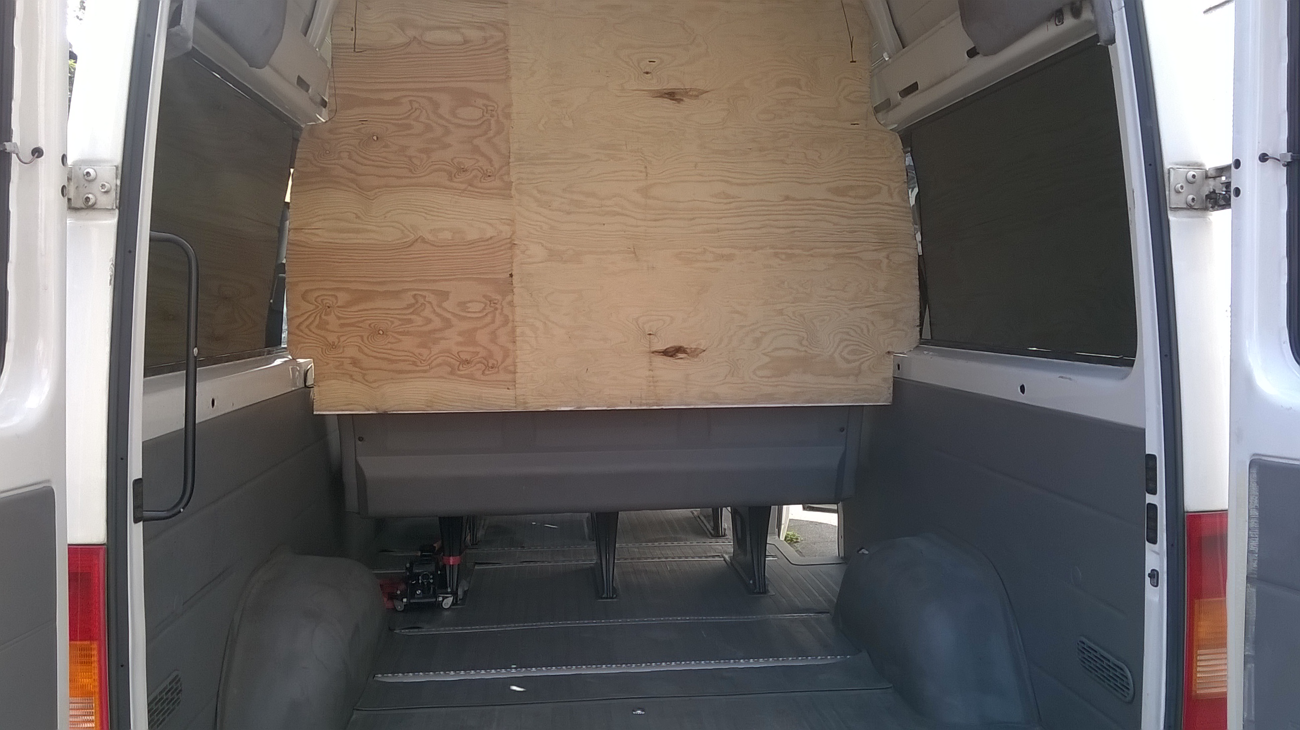 Weisser2 Bus Hinten